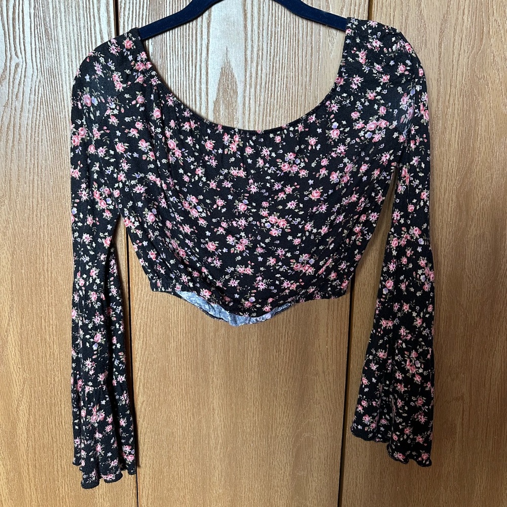 LA Hearts floral bell sleeve crop top